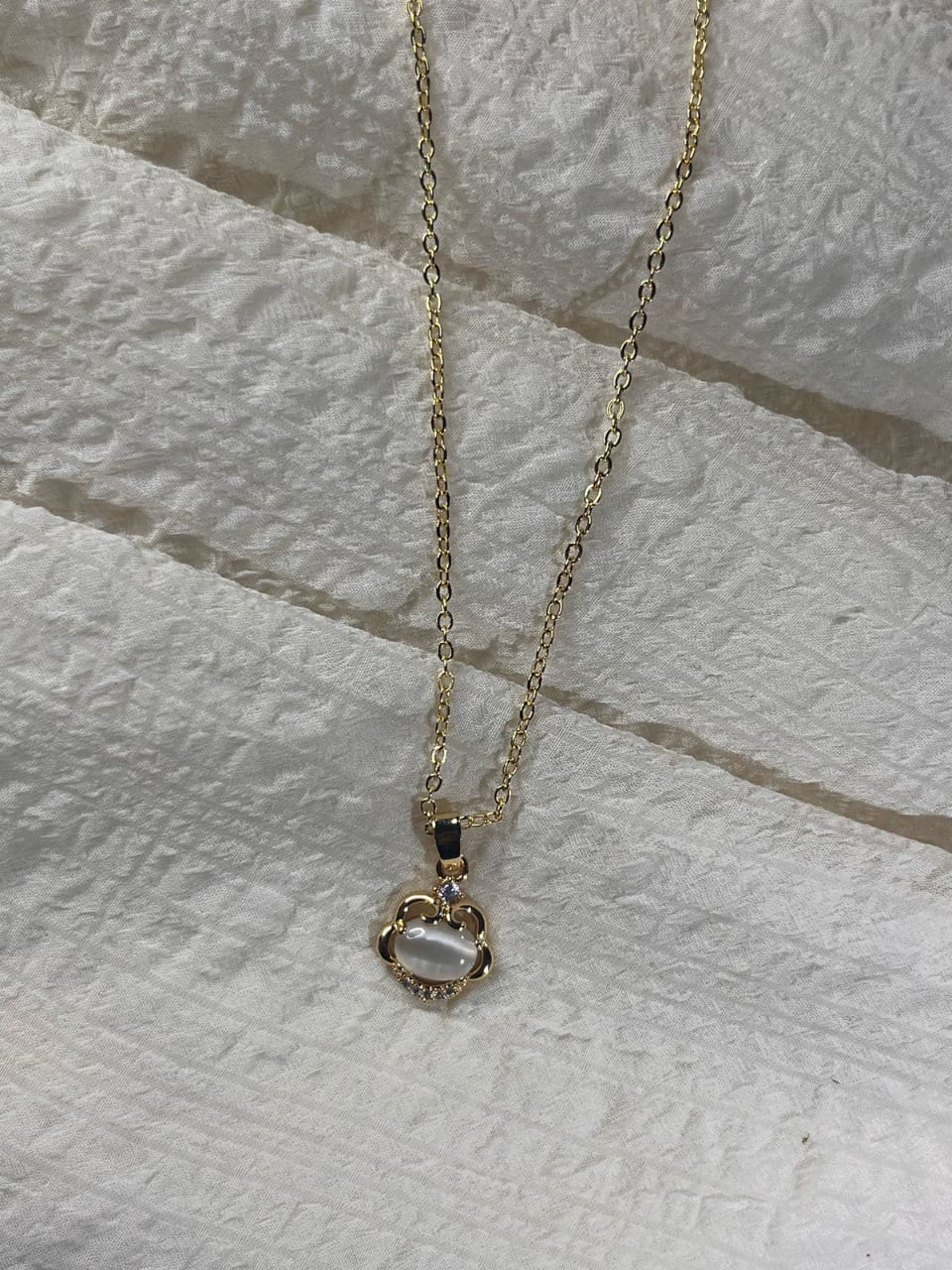 Butterfly moonnecklace Side