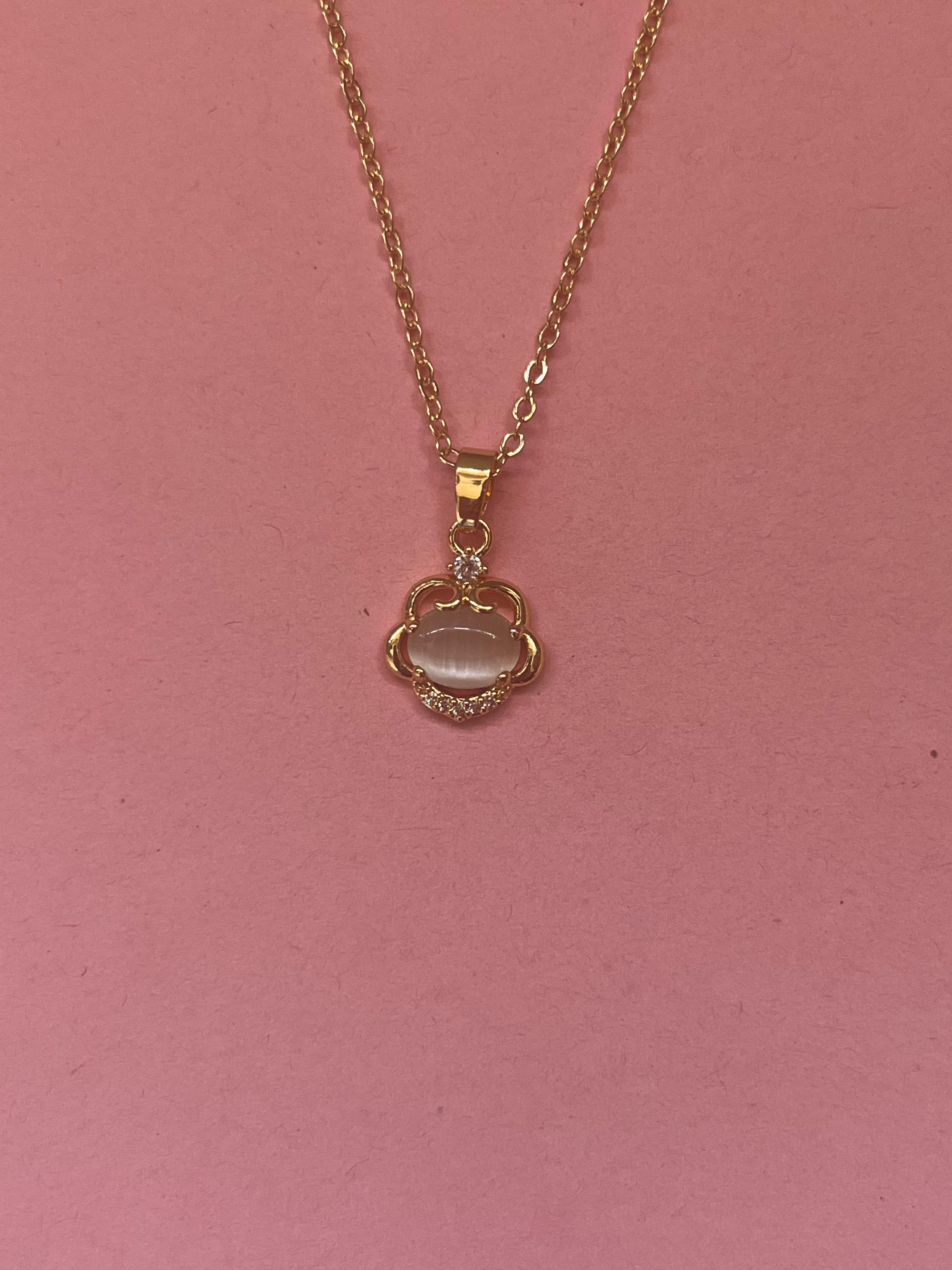 Butterfly moonnecklace Side